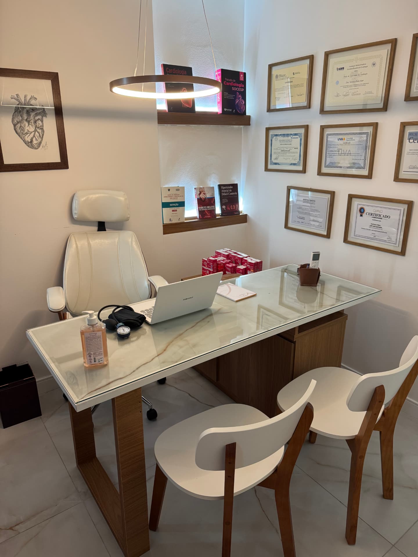 Sala de atendimento com mesa de madeira e poltronas em tecido bege