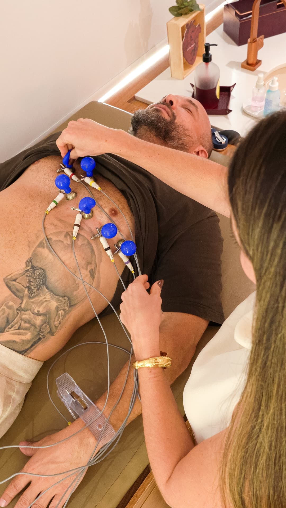 Dra. Verônica realizando um eletrocardiograma em paciente